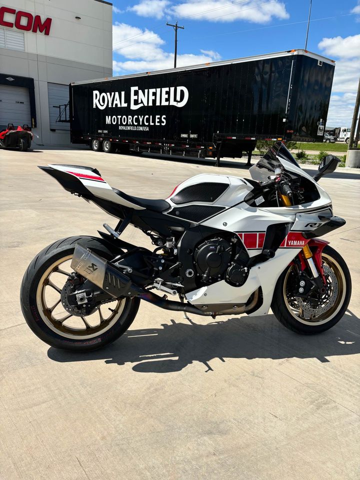2022 Yamaha R1 – Cyclevana – List Your Motorcycle Free